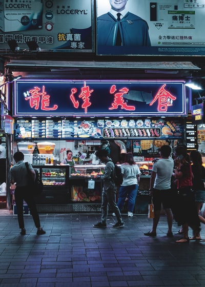 人们在晚上走在街上